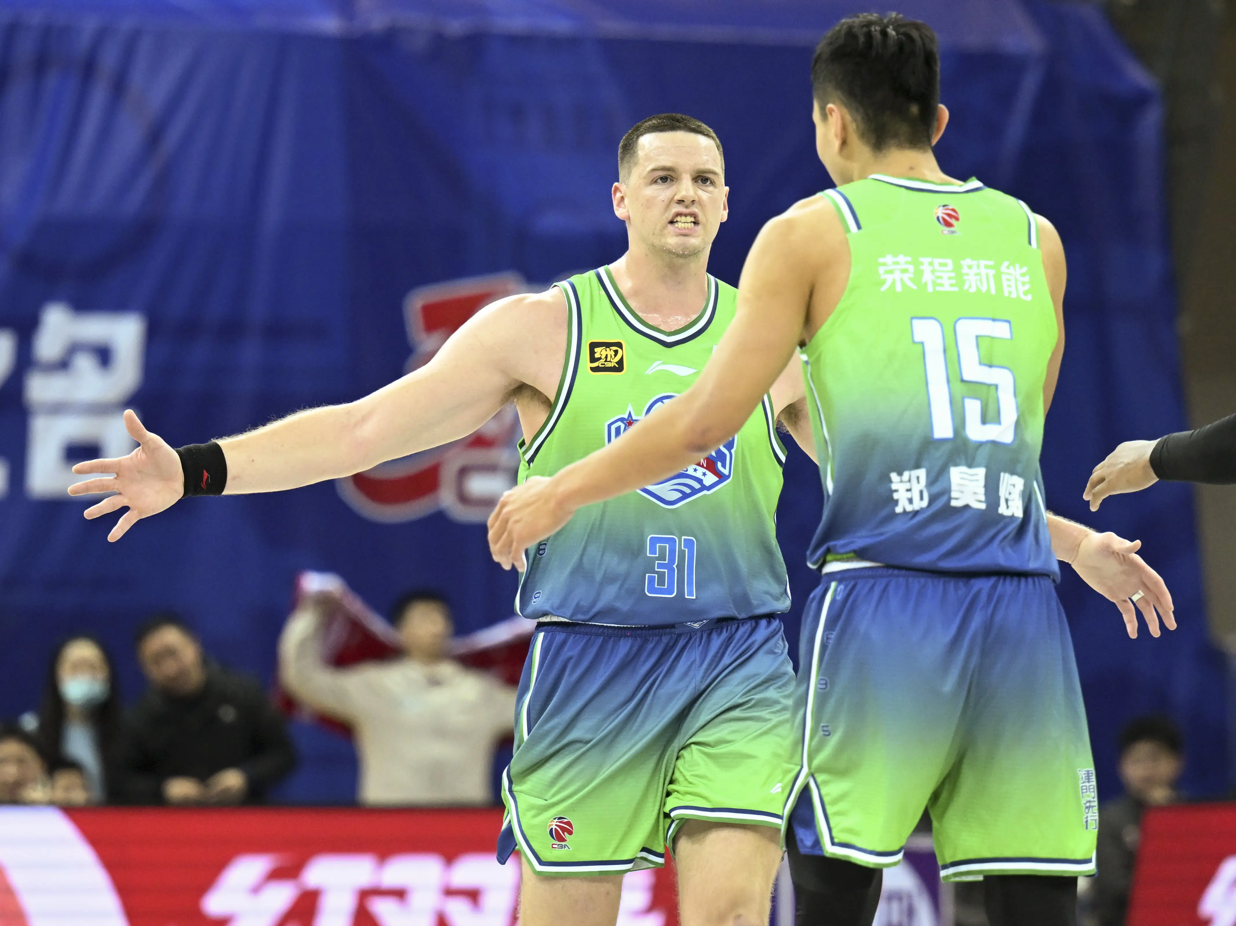 九游体育app-包含勒沃库森迎CBA季后赛关键赛；加时末段门线救险；引发热议；年轻球员得到机会的词条